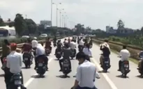 Hàng chục thanh niên "rủ nhau" dàn hàng ngang giữa QL5