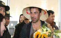 Del Piero thích thú khi được tặng nón lá