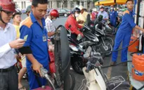 Giảm giá dầu hỏa, giữ nguyên giá xăng