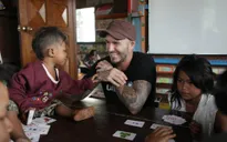 David Beckham chia sẻ với các em nhỏ bị bạo hành tại Campuchia