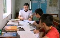 Bộ đội biên phòng nhận nuôi 2 học trò nghèo người Mông