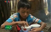 Bữa sáng đến trường chỉ cơm chấm muối của em học sinh nghèo vượt khó