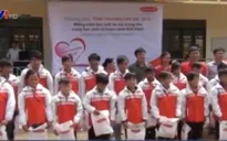 Tặng quà Trung thu cho học sinh nghèo Điện Biên