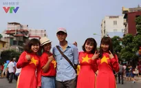 Dòng người nô nức đổ xuống phố hò reo mừng Lễ diễu binh 2/9