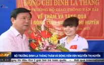 Bộ trưởng Đinh La Thăng trao 100 triệu đồng cho VĐV Nguyễn Thị Huyền