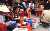 Tràn lan hoạt động đổi tiền lẻ dịp Tết tại các điểm lễ hội