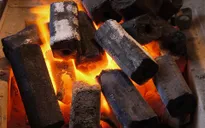 Đốt than sưởi ấm, cháu bé 1 tuổi tử vong