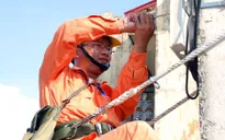 Nhu cầu sử dụng điện tăng cao gây áp lực cho đường dây truyền tải điện