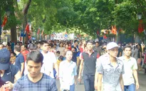 Chờ xem pháo hoa Hồ Gươm, nhiều người đã chọn chỗ... chợp mắt