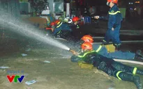 Gần 12 giờ đêm, lực lượng cứu hộ vẫn tìm kiếm nạn nhân vụ cháy tại Xa La