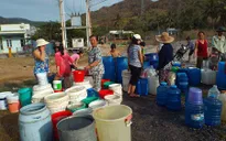 Cấp nước sinh hoạt miễn phí để “cứu” dân vì nắng hạn