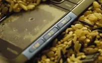 Làm gì khi điện thoại khi rơi xuống nước?