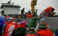 Tàu hải quân đưa 280 du khách mắc kẹt tại Cô Tô về đất liền