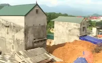 Dựng nhà trên đồi dốc: Nguy cơ sạt lở rình rập