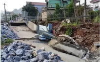 Hàng chục mét đường sụt, tường nhà đổ sau một đêm