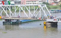 Sà lan đâm cầu Bình Lợi, đường sắt Bắc – Nam bị tê liệt