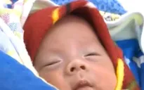 Cặp em bé sinh đôi nhẹ cân nhất đã ra viện
