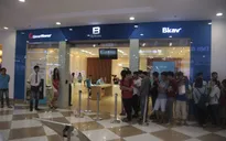 Người dùng xếp hàng chờ showroom Bphone mở cửa