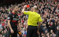 Mùa này, Liverpool hễ đụng Arsenal là nhận thẻ đỏ