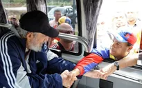 Lãnh tụ Fidel Castro lần đầu xuất hiện sau 14 tháng