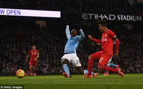 Coutinho đáp lễ Firmino giúp Liverpool dẫn 3-0 trước Man City