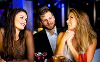 Nên làm gì khi có người cố tình tán tỉnh chàng?