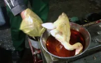 Dùng hóa chất tạo màu cho gỗ để nhuộm vàng gà