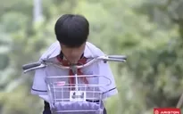 Nghị lực cậu bé không tay đi xe đạp tới trường