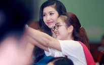 Á hậu Thúy Vân được đón chào trong vòng tay sinh viên