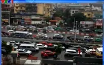 Giao thông Hà Nội ùn tắc nghiêm trọng sau mưa lớn