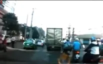 Va chạm xe máy do vượt ẩu và chờ hàng cồng kềnh