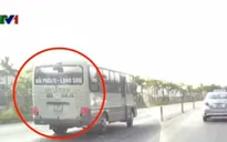 Xe khách vượt ẩu, lấn đường ngược chiều có dải phân cách