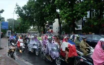 Hà Nội: Người dân chật vật đến công sở trong mưa lớn