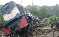 Tàu hỏa đâm xe tải khi qua đường ngang tại Hà Nội