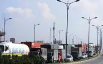 Ùn tắc giao thông nghiêm trọng tại Xa lộ Hà Nội