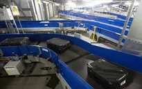 Bắt giữ hai nhân viên bốc xếp ở sân bay trộm điện thoại của hành khách