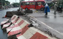 Hàng chục người bị thương do xe khách đâm vào dải phân cách