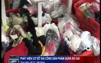 Hà Nội: Đột kích lò gia công quần áo giả thương hiệu nổi tiếng