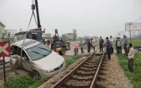 Nghệ An: Băng qua đường sắt, ô tô bị tàu đâm phải