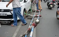 Mất lái, ô tô húc bay dải phân cách