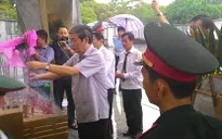 Đồng chí Đinh Thế Huynh dâng hương hoa tưởng niệm các anh hùng liệt sỹ