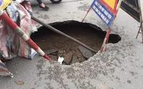 Hà Nội: "Hố tử thần" xuất hiện trên đường Đại Cồ Việt