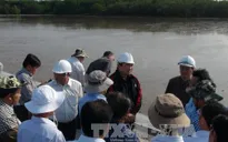 Phó Thủ tướng Hoàng Trung Hải thị sát tình hình sạt lở tại Cà Mau