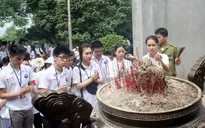 Đoàn đại biểu thanh niên kiều bào dâng hương tưởng niệm các Vua Hùng