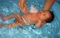 Hướng dẫn cách tắm cho trẻ sơ sinh