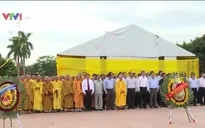 Đồng chí Đinh Thế Huynh dâng hương tại Đài tưởng niệm Thành cổ Quảng Trị