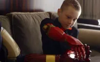 Cậu bé khuyết tật được tặng cánh tay máy của Iron Man