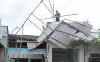 Đồng Tháp: Dông lốc kéo dài, hàng chục căn nhà bị sập