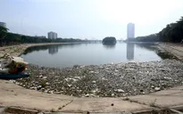 Hà Nội: Ngập tràn rác thải trên hồ Linh Đàm