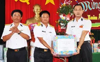 Tặng quà Tết cho cán bộ, chiến sĩ đảo An Bang